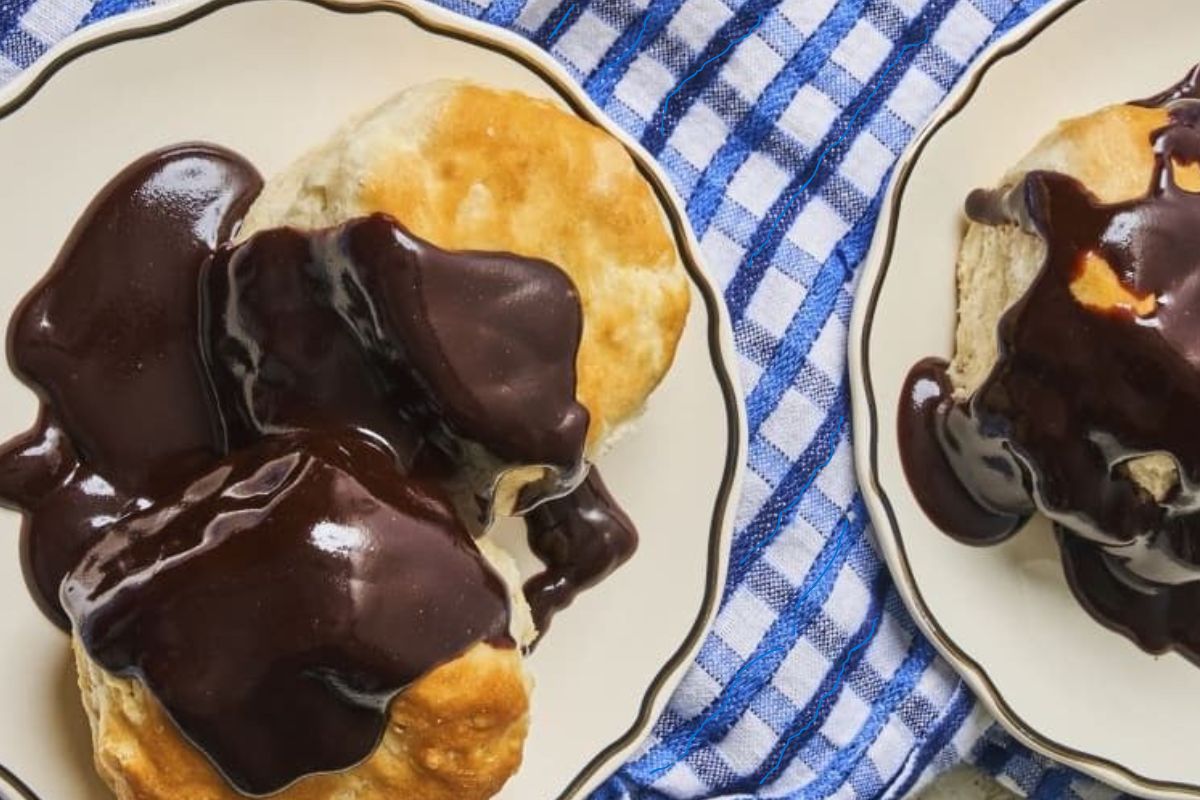 chocolate gravy and biscuits